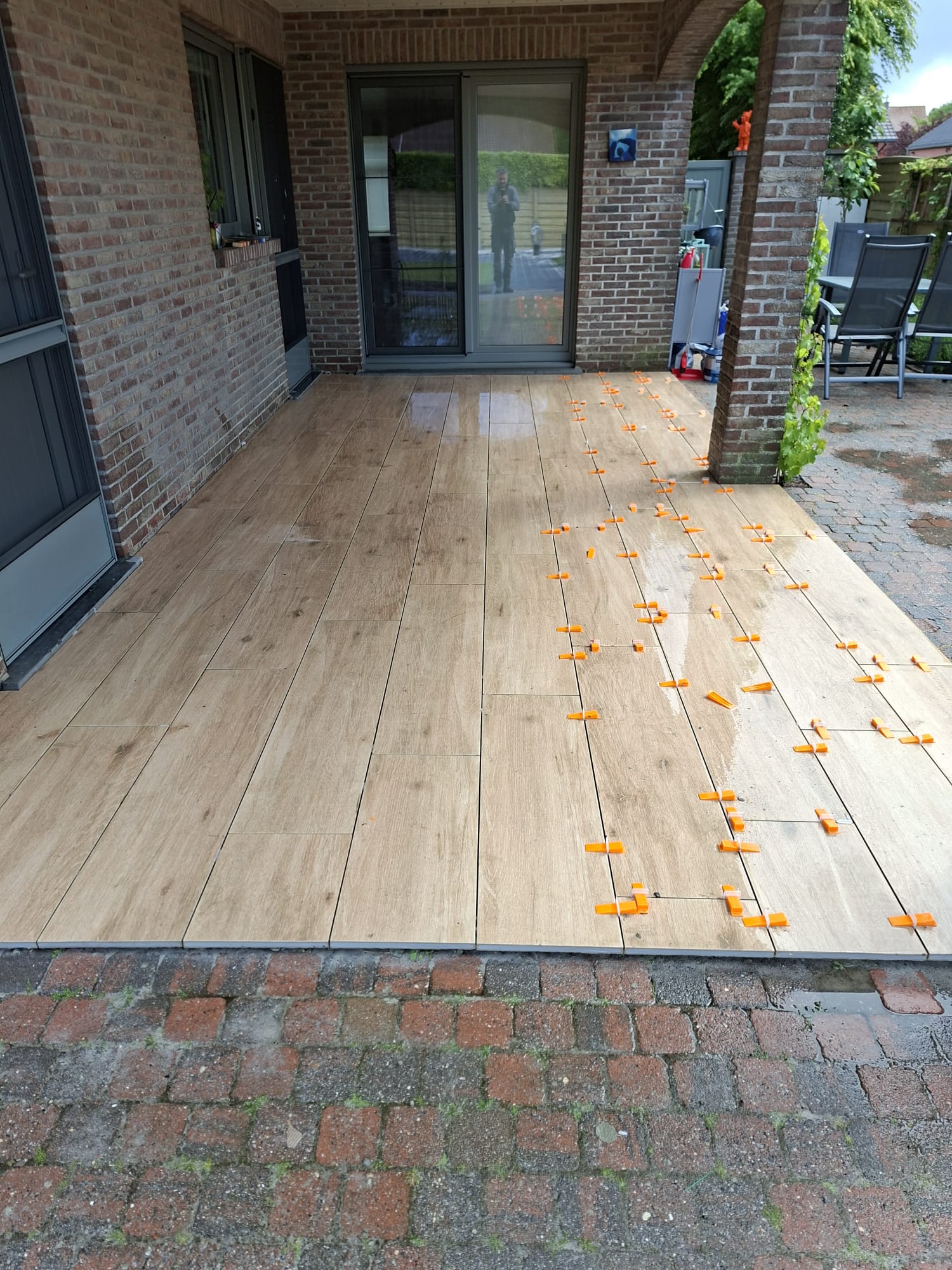 Terras met keramische houtlook-tegels in aanleg