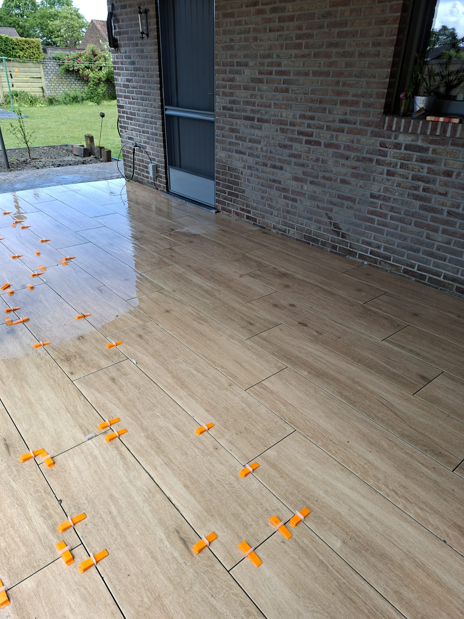 Detail van keramische houtlook-tegels tijdens plaatsing