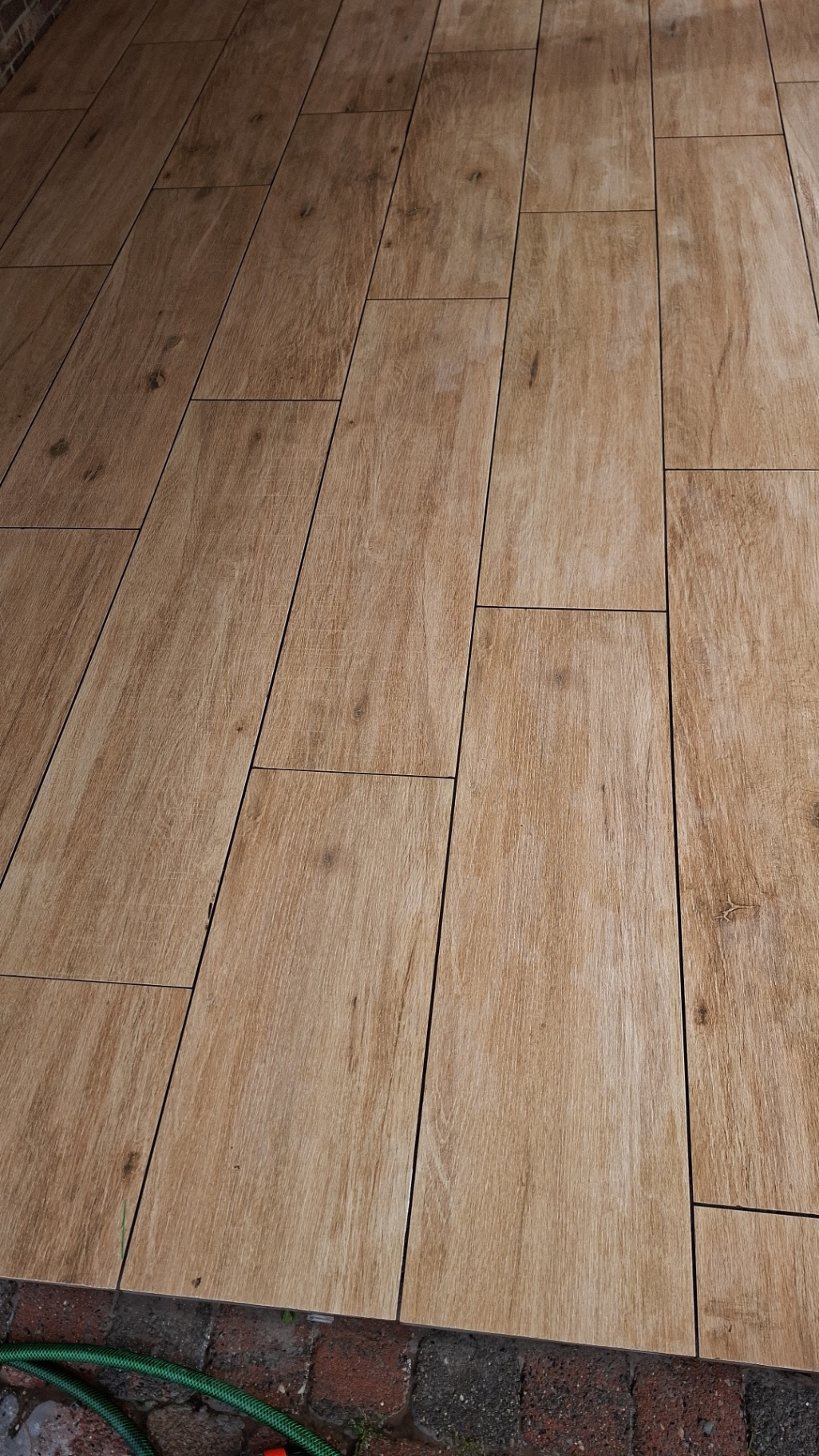 Detail van keramische tegels met houtlook